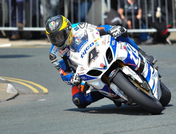 Đua xe ở Tân Bắc: Thỏa mãn tốc độ, trải nghiệm đam mê